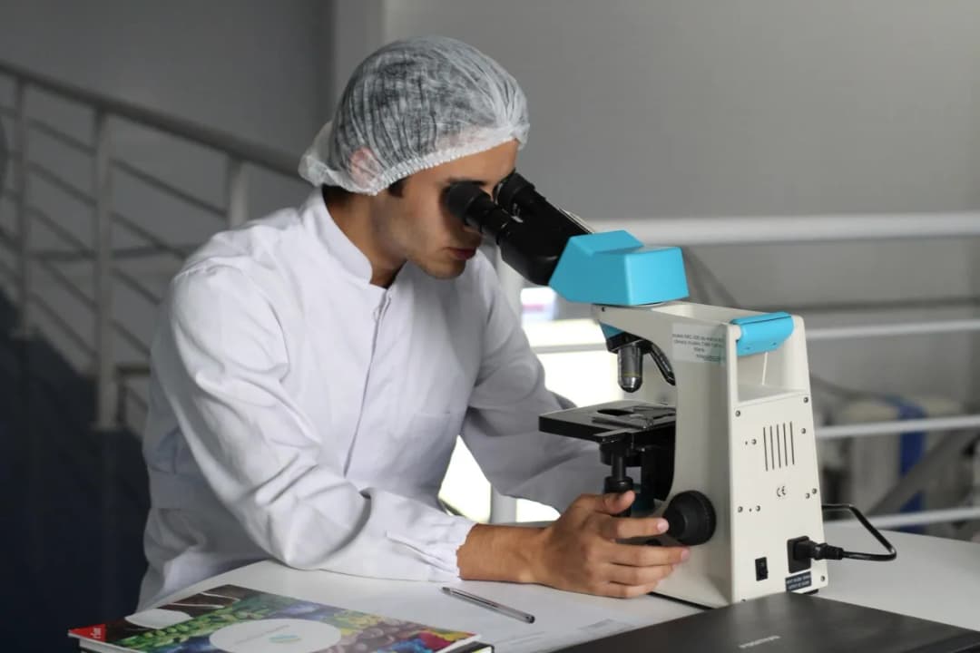 Odkrycia biologiczne, które zmieniły świat i uratowały miliony ludzi
